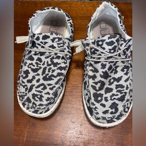 Women’s size 7 Hey Dude